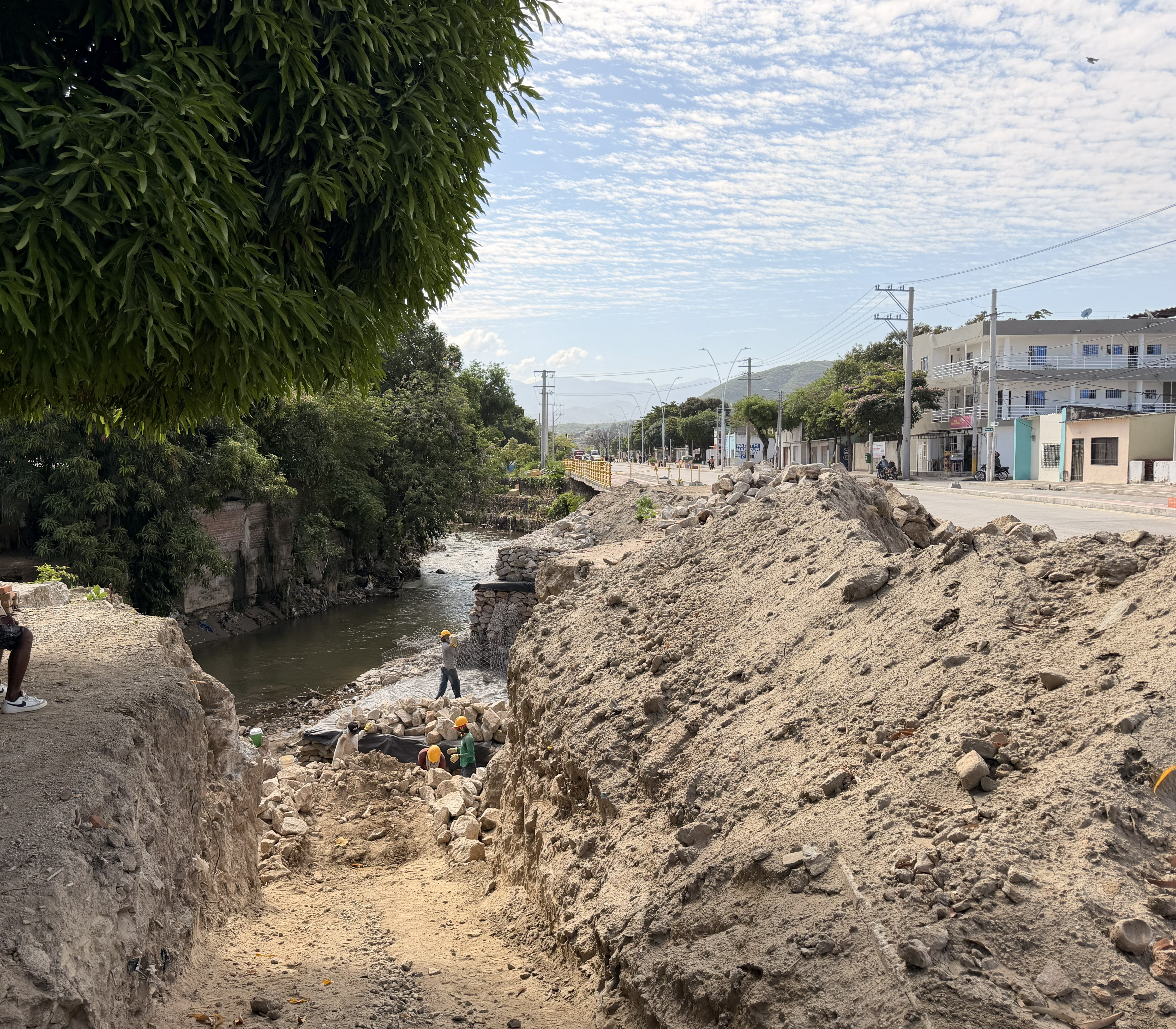 Alcaldía de Carlos Pinedo interviene la Calle 30 para recuperar zona peatonal afectada por el río Manzanares