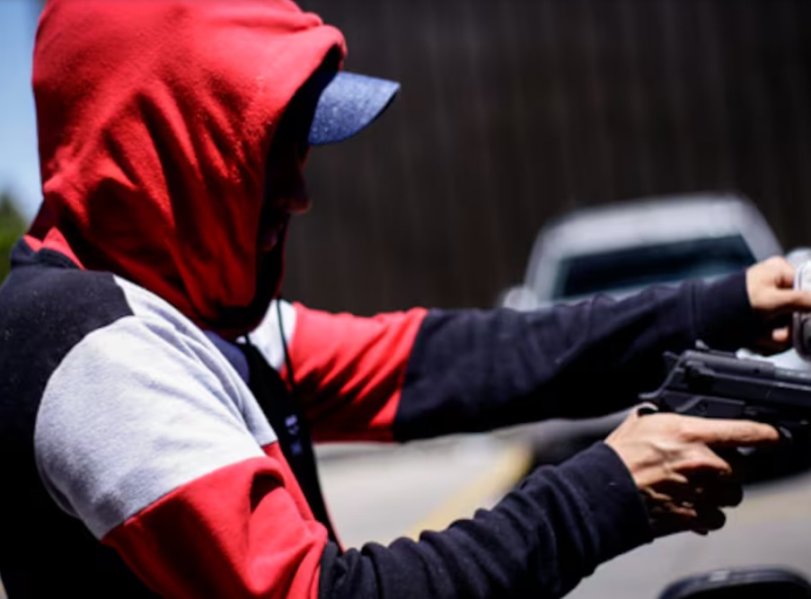 Docente que iba a ser atracado por delincuentes, enfrentó a los facinerosos al percatarse que el arma era de juguete