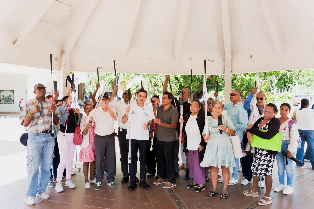 Alcaldía de Santa Marta entrega bastones blancos a personas en condición de discapacidad visual