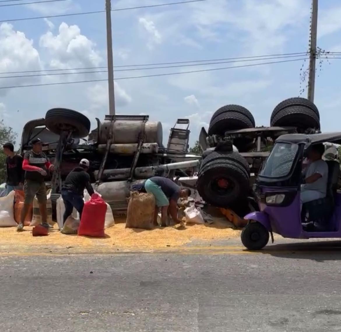 Aclaran que carga de Maíz a granel de tractocamión volcado cerca de la ‘Ye’ de Ciénaga no fue saqueada