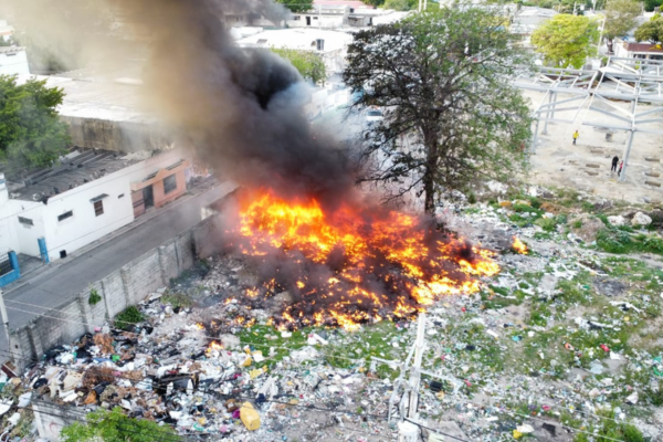 Pirómanos provocan incendio en lote donde funcionará centro de abastecimiento del Mercado Público