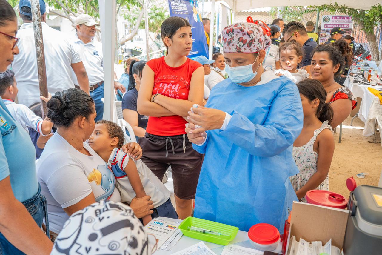 Gobierno Pinedo llevó su oferta institucional al ‘Luis Carlos Galán’ con jornada integral de servicios