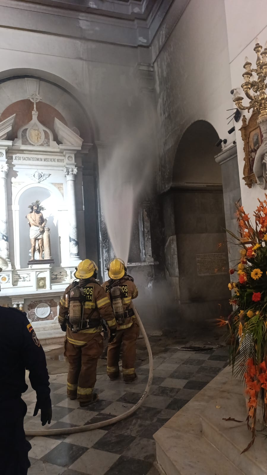 🔥 Emergencia en Jueves Santo: Se incendió altar en la Catedral Basílica de Santa Marta