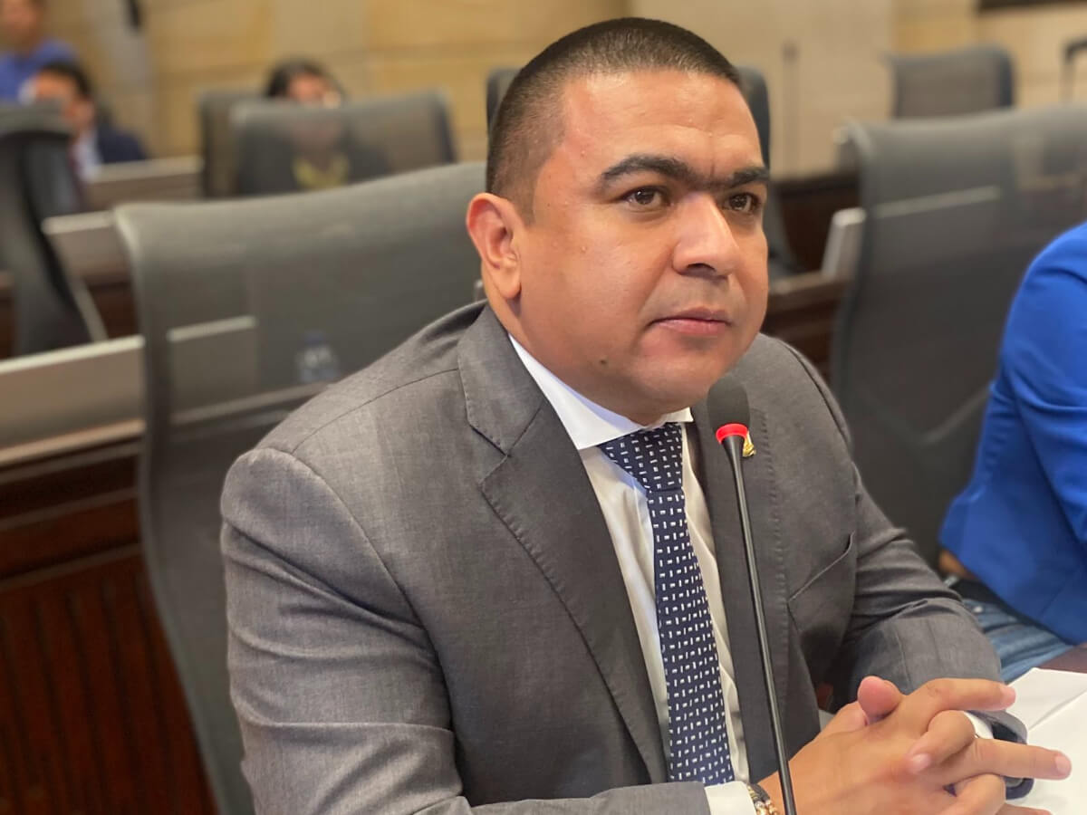 “Los niños no son parte del conflicto”: Así fue el llamado del congresista Holmes Echeverría en plenaria en el Congreso de la República