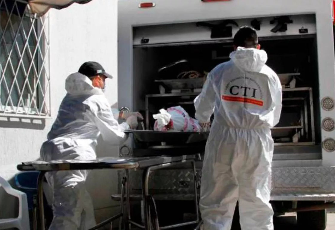 Mujer que viajaba como polizón en la parte alta de un tractocamión, murió tras caer del pesado vehículo