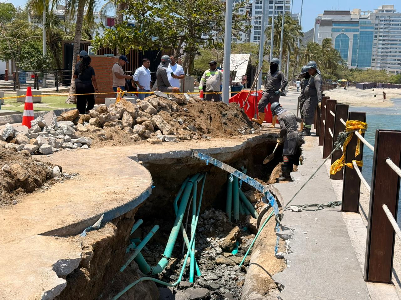 Alcaldía y Essmar atendieron emergencia sanitaria en el Camellón de la Bahía tras fallas heredadas