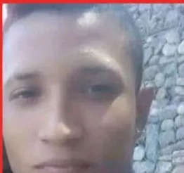 Con impactos de bala, signos de tortura y un cartel, hallan cadáver de un joven en Los Alpes B en esta capital