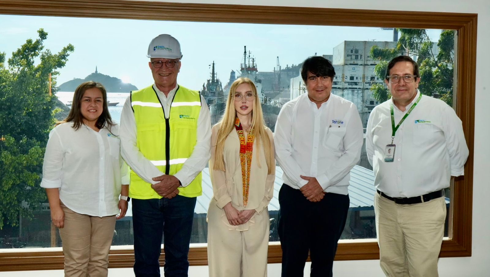 La ministra de Comercio, Industria y Turismo, Diana Morales Rojas, visitó el Puerto de Santa Marta junto a su equipo de trabajo y empresarios de zonas francas, donde fueron recibidos por el presidente del terminal, el ingeniero Domingo Chinea Barrera.