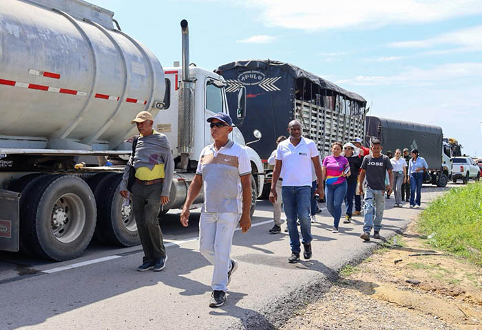 Doce horas permaneció cerrada la Troncal de Oriente a la altura de la Loma del Bálsamo por protesta de la comunidad por falta de agua