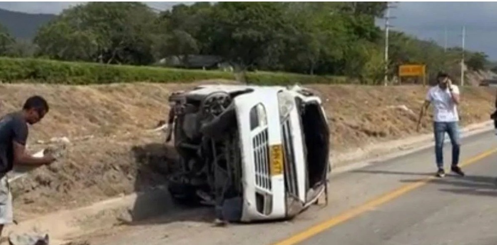 Dos heridos deja volcamiento de una busetica en la Troncal del Caribe a la altura de Aeromar