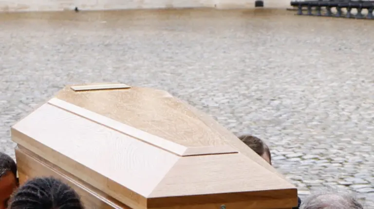 Gobierno autoriza hidrólisis alcalina para disposición de cadáveres, pese oposición de Congreso