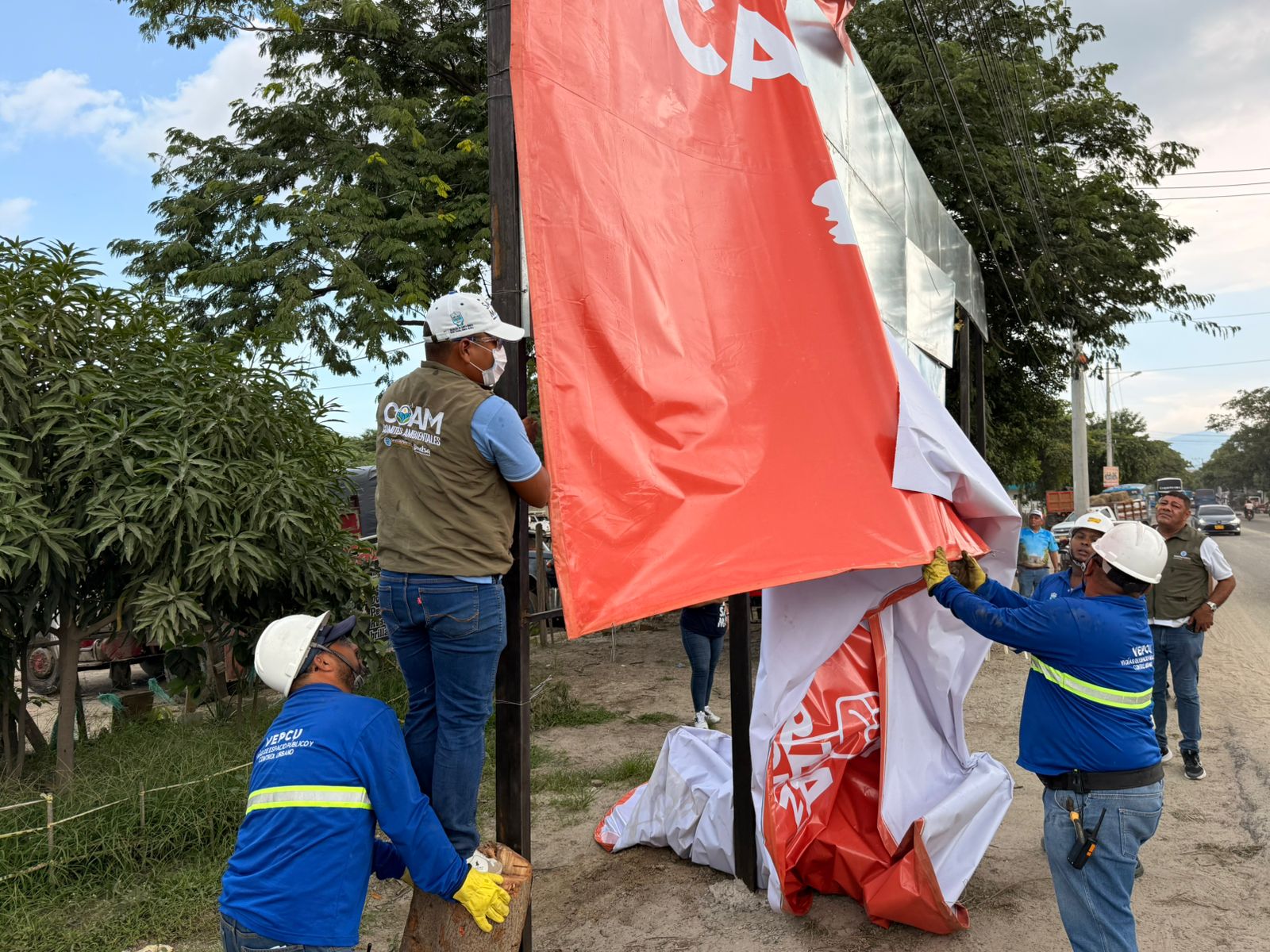 Dadsa realiza desmonte de publicidad política ilegal que invade el espacio público en Santa Marta