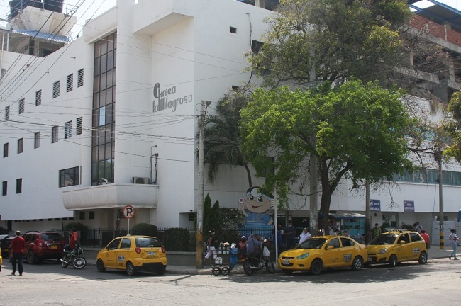 Hombre exige respuestas a una clínica de la ciudad tras la muerte de su bebé, ocurrida luego de ingresar a su esposa para dar a luz.
