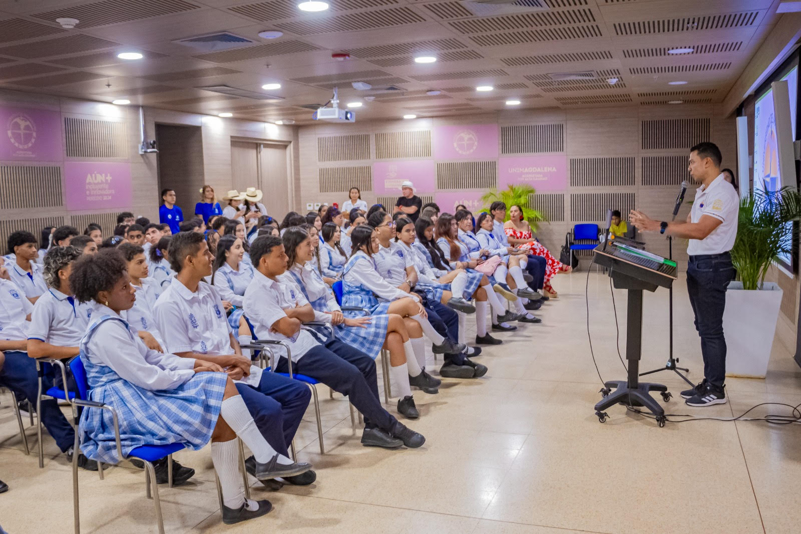 Facultad de Ciencias Empresariales y Económicas celebró con éxito su II Feria Académica