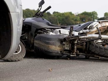 Dos menores resultan heridos tras ser arrollados por motocicleta en cercanías al polideportivo.