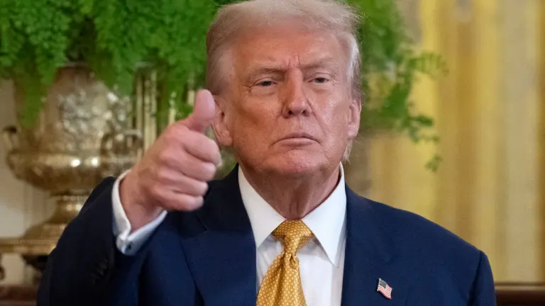 Trump advierte a "pilotos y narcotraficantes" sobre cierre total del espacio aéreo venezolano