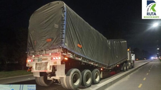 Tractomula que transporta insumos para Indumil se partió en dos en la Autopista Norte en Bogotá