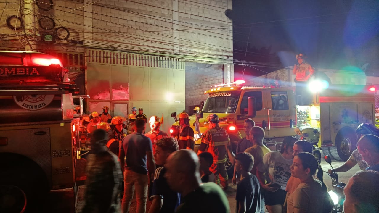 Fuerte incendio consume bodega en el barrio Pescaíto