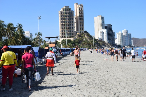 Prestadores de los servicios turísticos le metieron mano ayer a la playa de El Rodadero, que quedó lista para el “Puente de las Velitas”