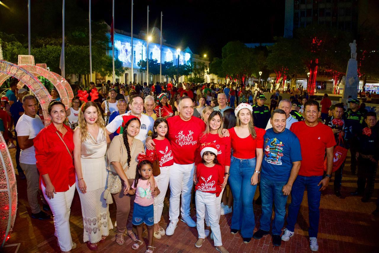 Santa Marta encendió oficialmente su Alumbrado Navideño 2025: ¡Alcalde Pinedo invitó a vivir esta época en sana paz y armonía!