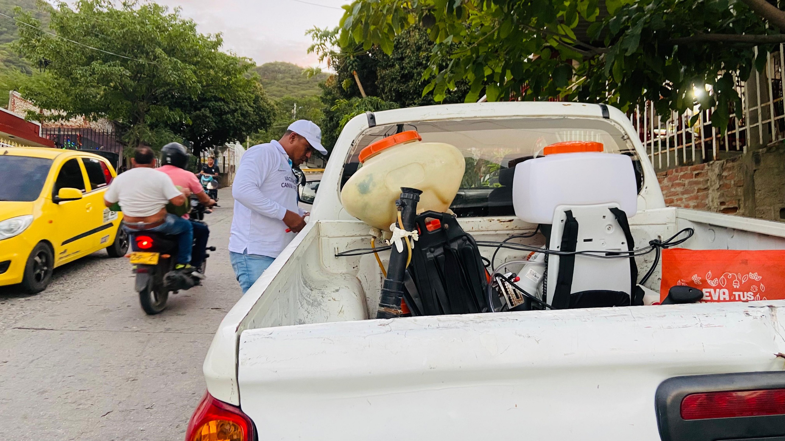 Autoridades intensifican fumigación en vías principales para contrarrestar el dengue en Santa Marta