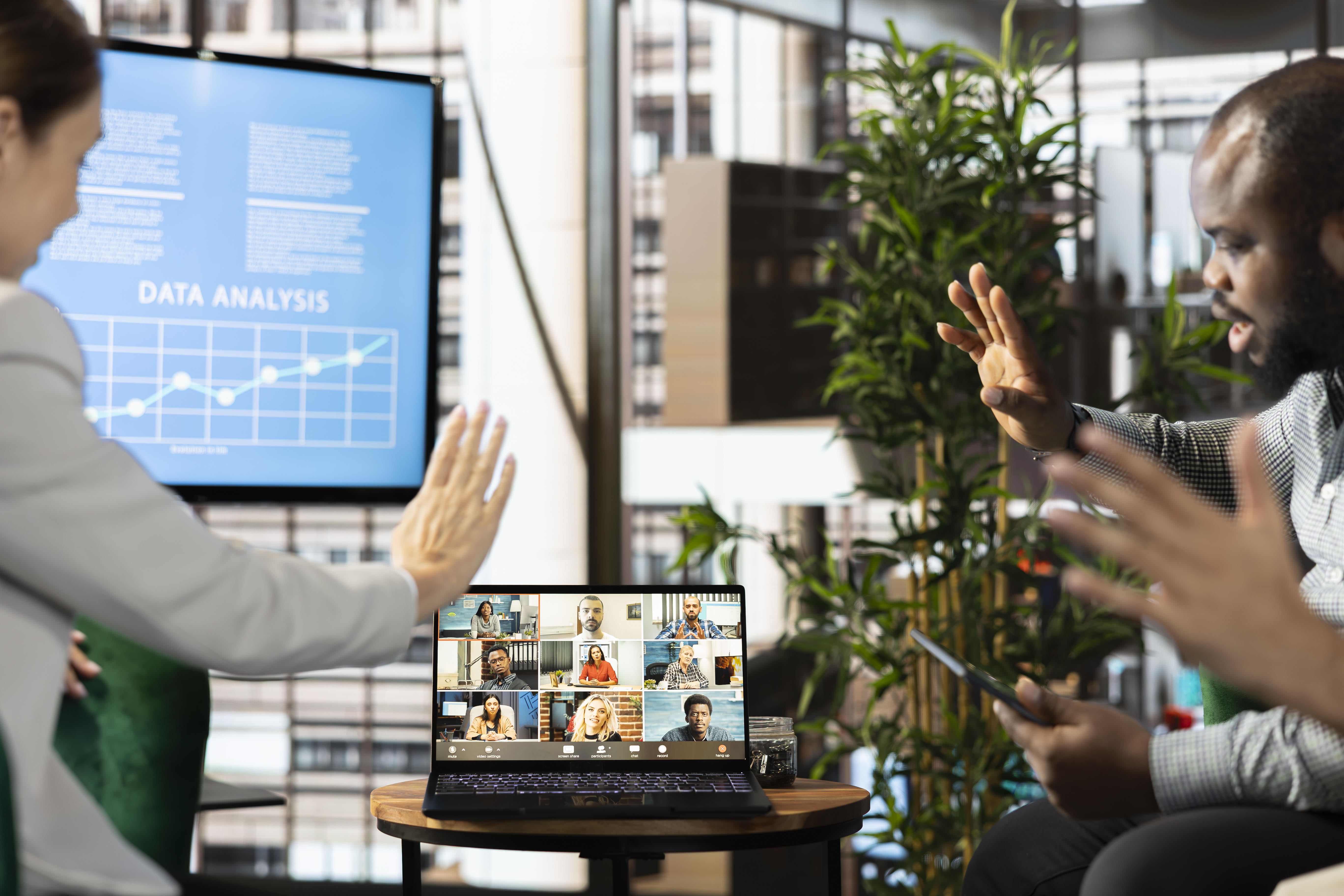 Consumo masivo, servicios y tecnología, los sectores que más están adoptando el trabajo híbrido en Colombia