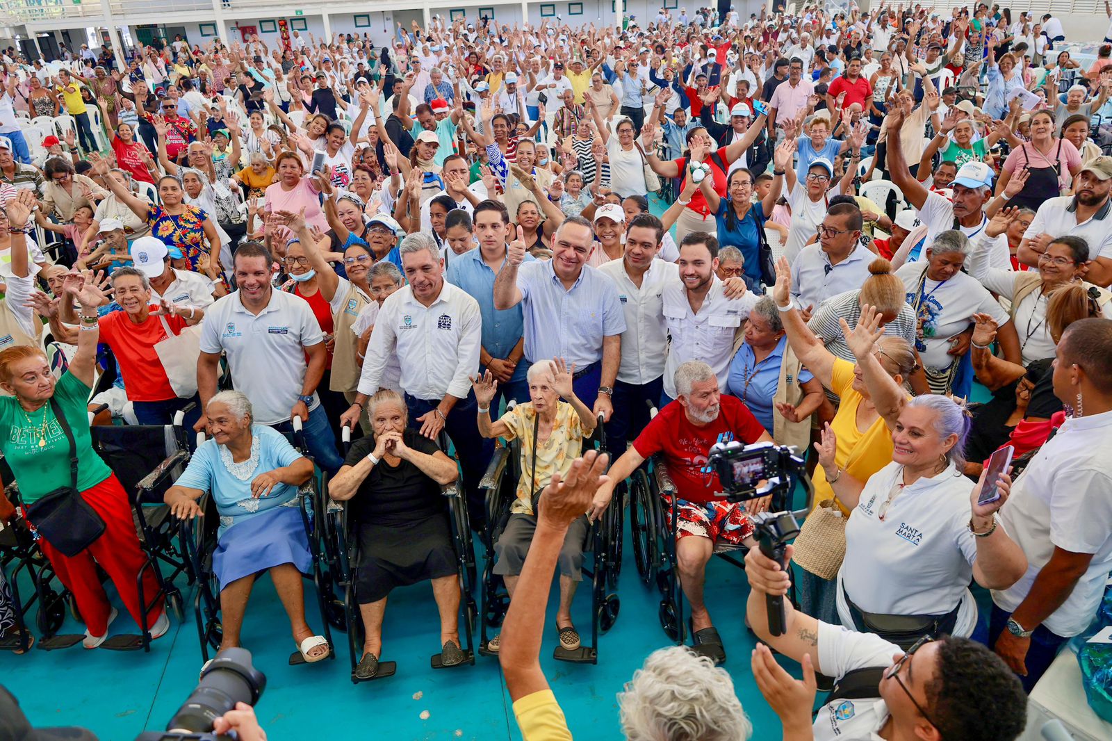 Gobierno de Carlos Pinedo Cuello beneficia a 1.500 adultos mayores con más entregas de ayudas técnicas