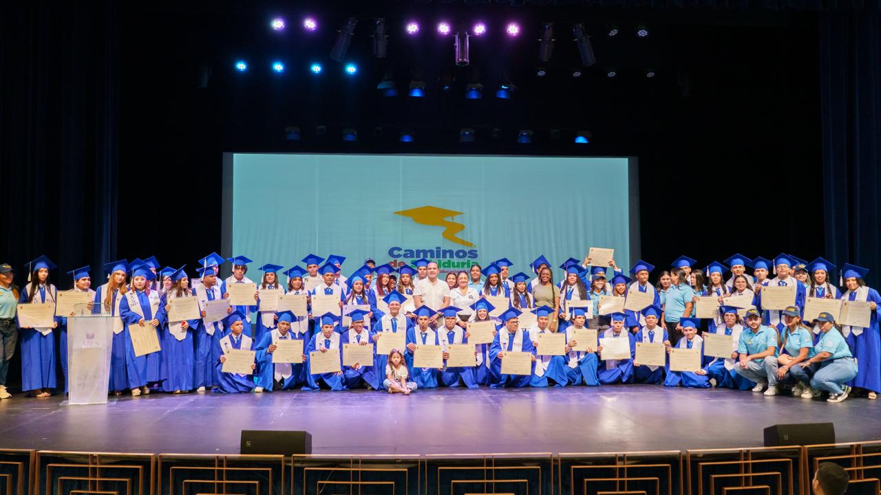 100 estudiantes con beca de la Alcaldía y ‘Caminos de Sabiduría’, se gradúan en Educación Técnica en la Academia AIES