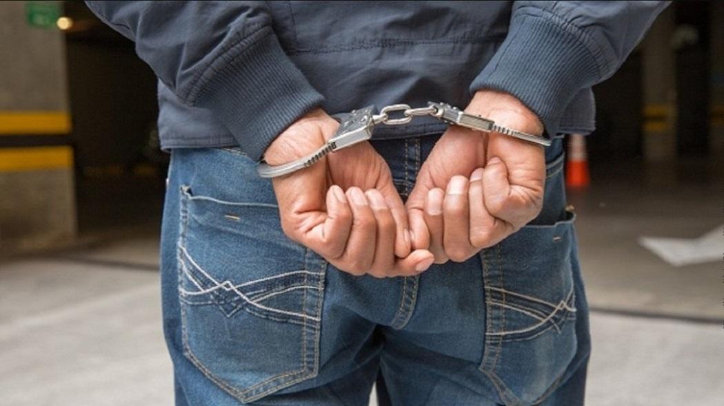 Capturan a un hombre y aprehenden a un menor señalados presuntamente de extorsionar a comerciantes en esta ciudad