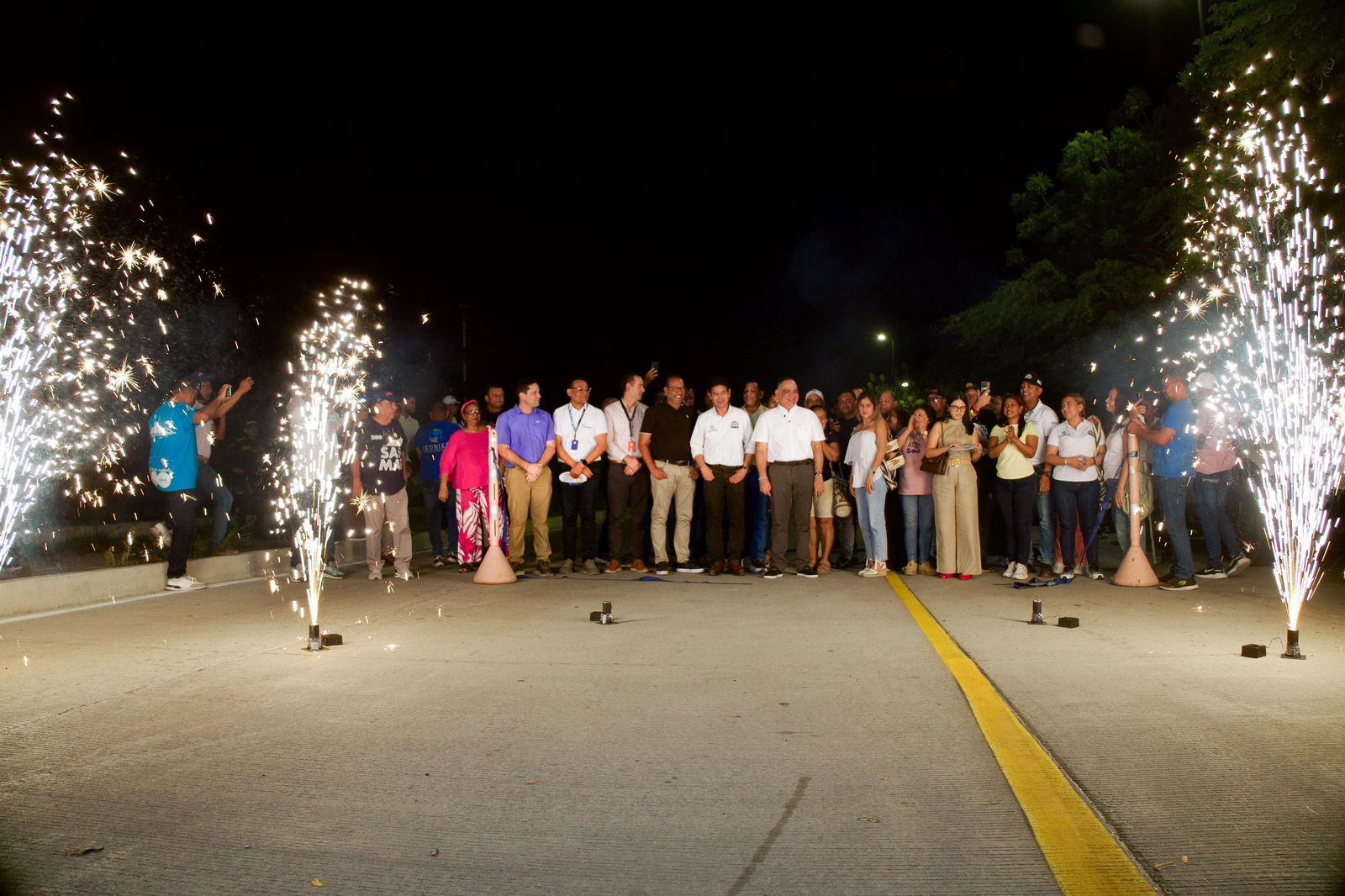 Alcalde Carlos Pinedo Cuello entrega vía de acceso al Aeropuerto Simón Bolívar