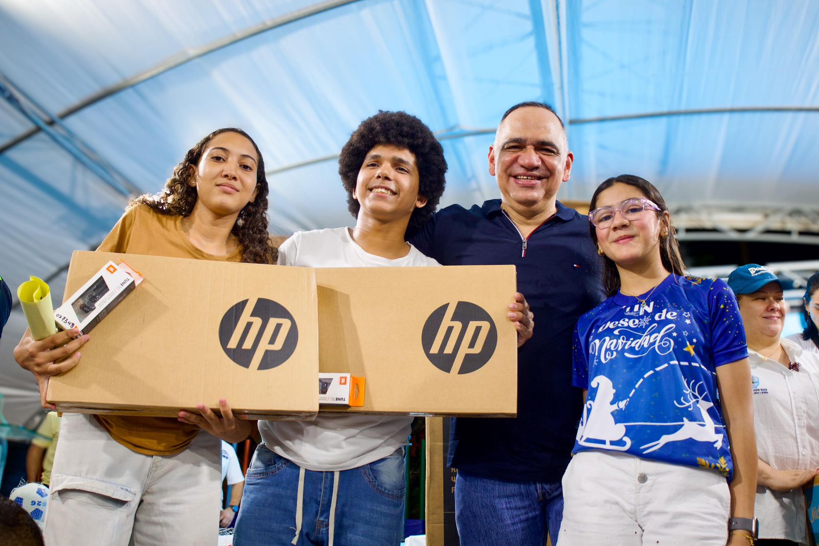 Alcaldía de Carlos Pinedo Cuello entregó más de 5.000 juguetes a los niños y regalos a familias del barrio Diecisiete de Diciembre