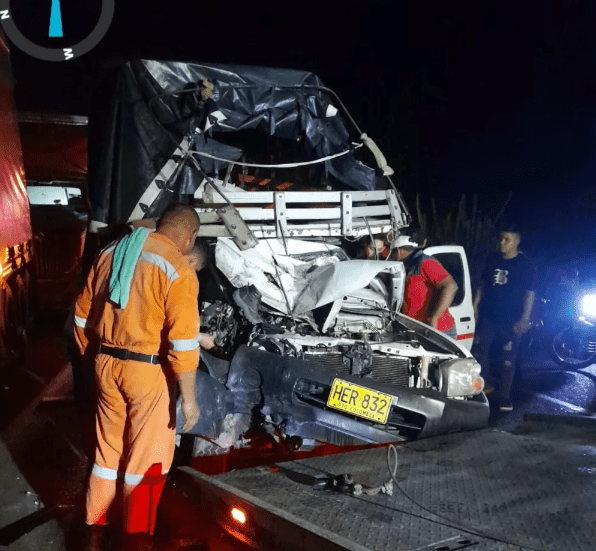 Un hombre muerto, su esposa y sus tres hijos gravemente heridos deja choque de camioneta con tractocamión en la vía Ciénaga - Barranquilla