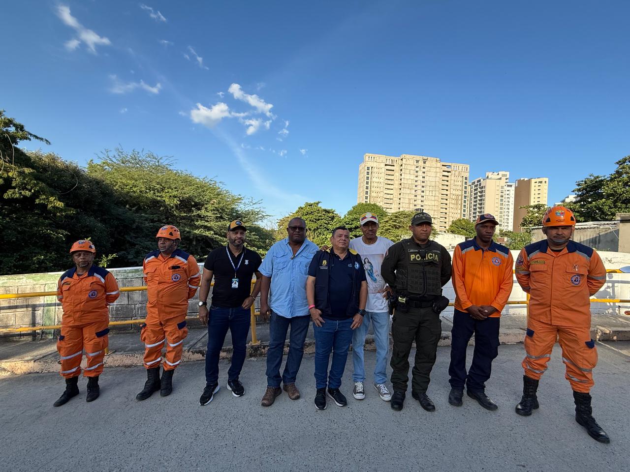 CORPAMAG y OGRIC lideraron jornada interinstitucional para el retiro de material vegetal y desechos en el Rìo Manzanares