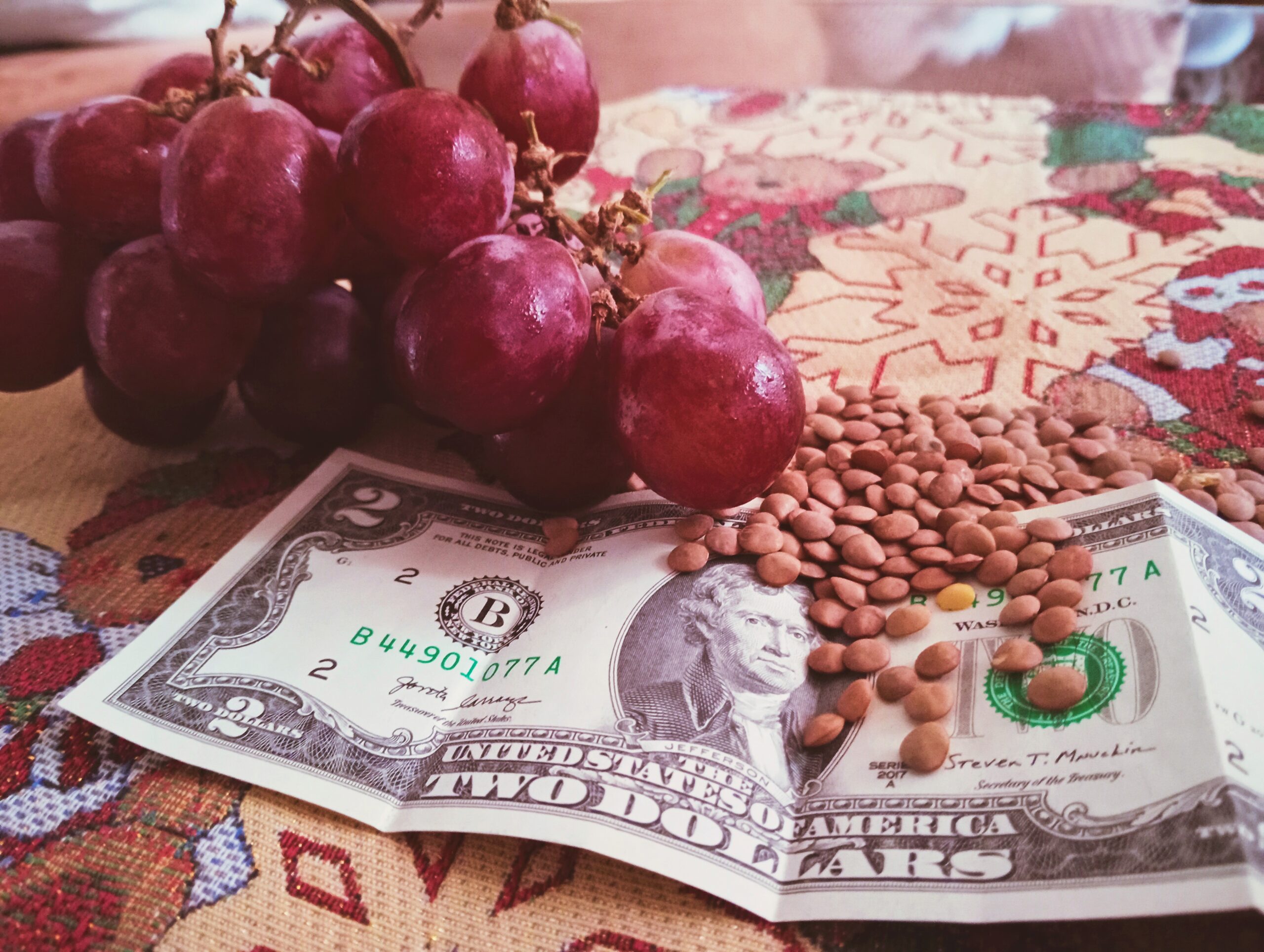 Uvas y lentejas, el origen de estas y otras tradiciones de Año Nuevo en Colombia