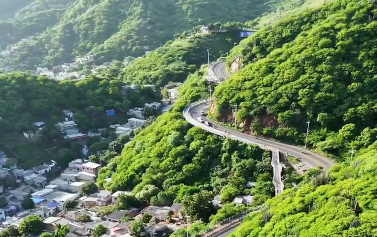 Adolescente de 13 años resulta gravemente herido al impactar con la parte trasera de una camioneta, cuando en bicicleta descendía del Ziruma