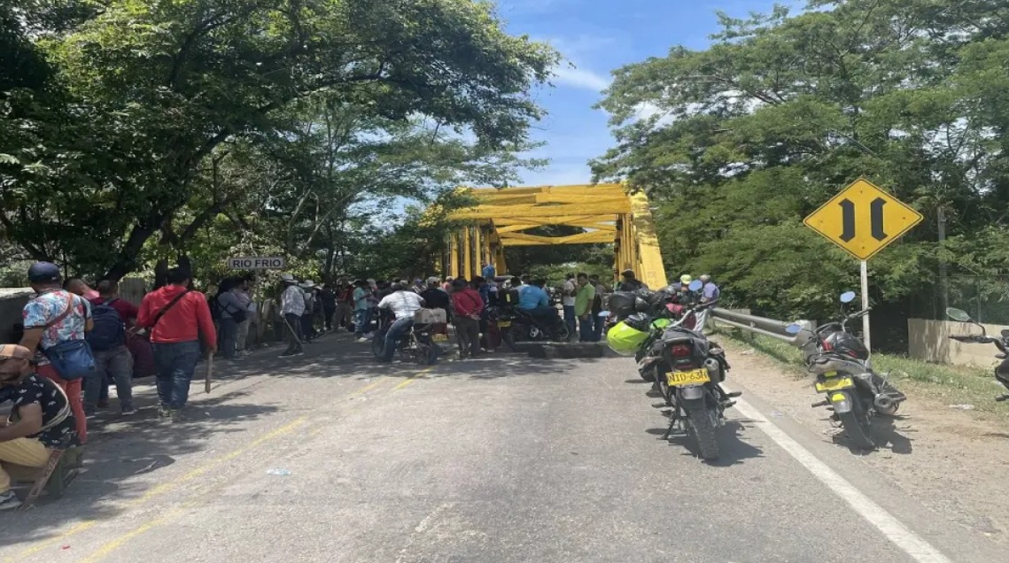 Bloqueo por parte de la comunidad en Zona Bananera, dejó afectaciones al transporte de carga y a viajeros.