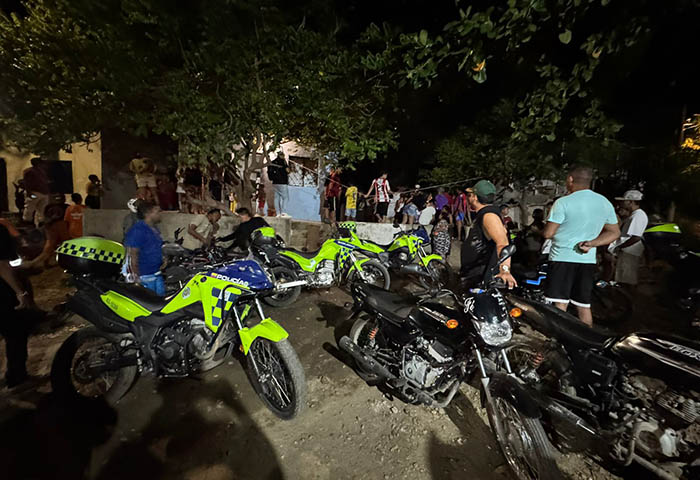 Alias ‘Teresita’ muerto y dos sus amigos con los que departía gravemente heridos, deja ataque de pistoleros anoche en el Barrio Luis R Calvo