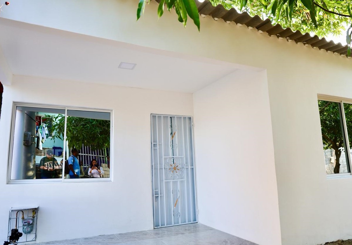 ¡Las promesas se cumplen! Alcalde Carlos Pinedo devuelve la esperanza a familia humilde de Timayuí con la entrega de una casa digna