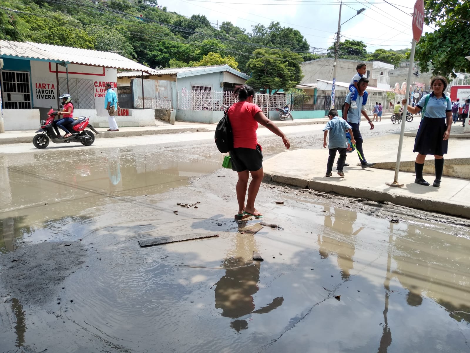 Vecinos del barrio Bastidas se quejan por lo que consideran deficiencias en la repavimentación de la calle principal