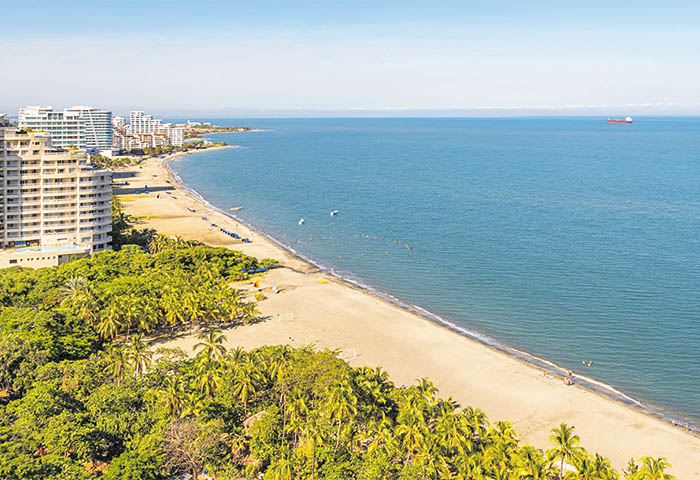 Son 54 los kilómetros de playa que tiene Santa Marta. Muchas de esas playas están completamente descuidadas, a pesar de ser atractivos turísticos