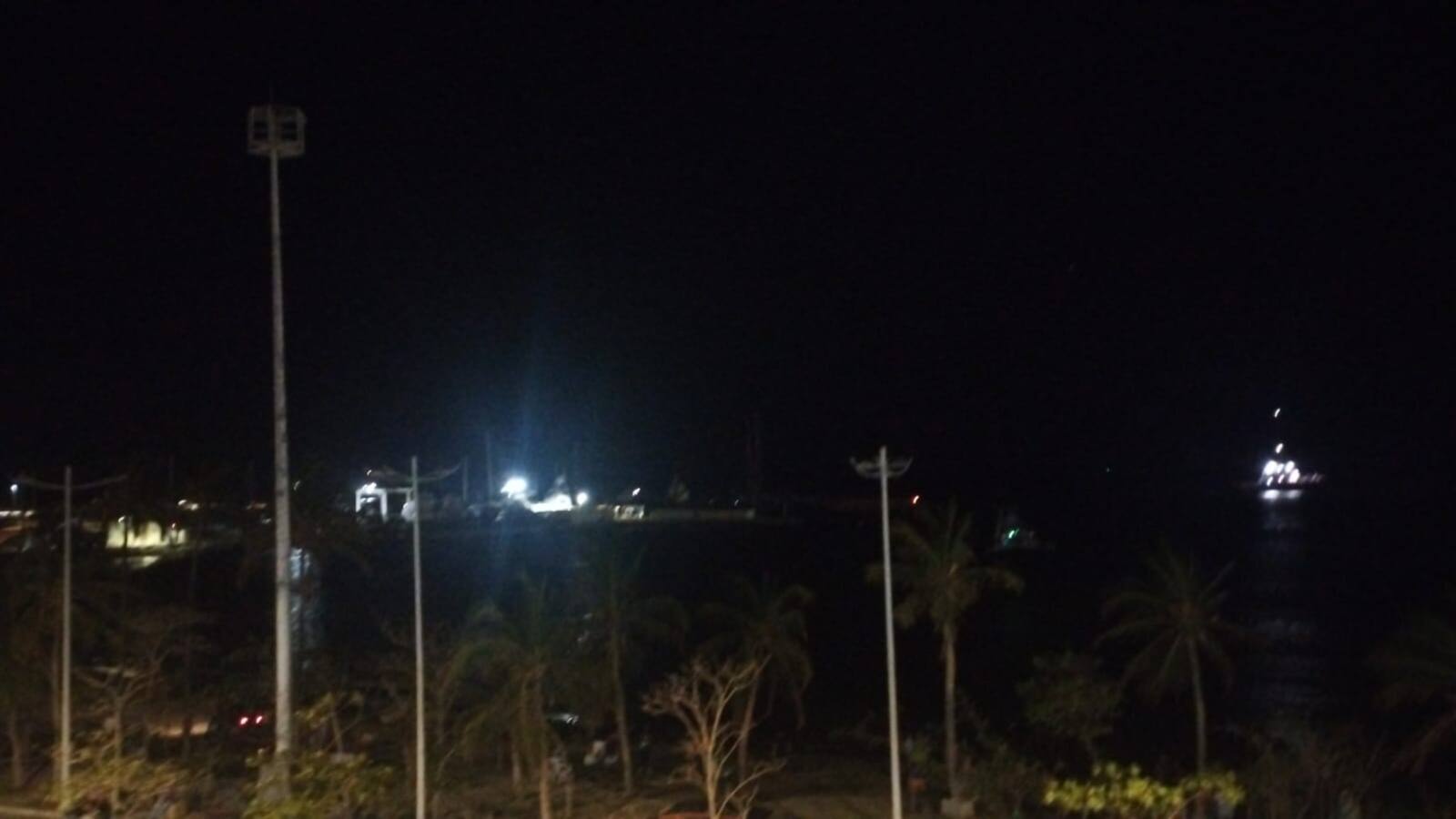 A oscuras, como las cuevas de lobo, está el Camellón de la Bahía de Santa Marta, por fallas en el sistema de alumbrado público