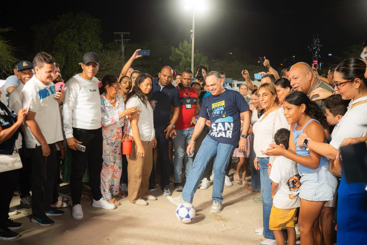 Gobierno de Carlos Pinedo inicia construcción de escenario recreodeportivo en el barrio La Paz