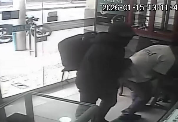 Delincuentes asaltaron la joyería y relojería Orient y se llevaron mercancías hasta el momento sin cuantificar