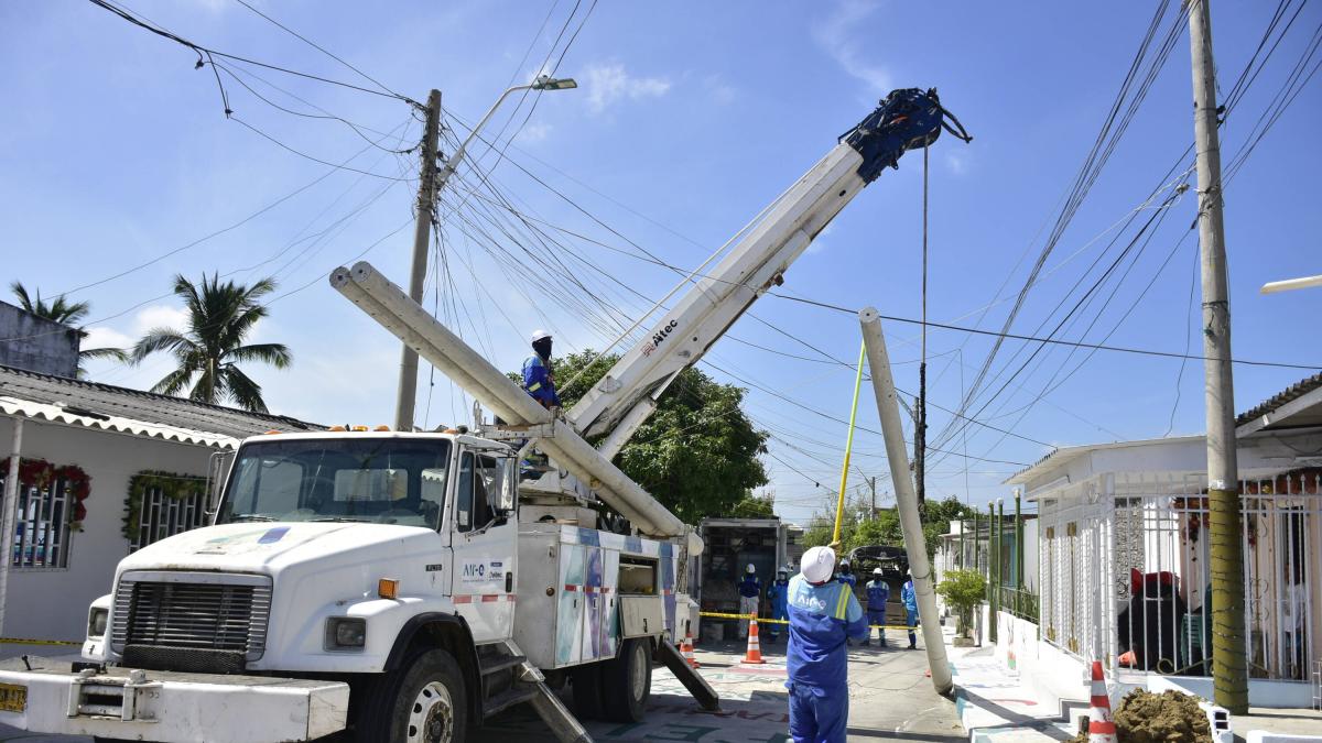 Aire no sólo incumple con un servicio estable, sino que ahora su cuadrilla de ramajeo, deja sin alumbrado público a muchos barrios de la ciudad