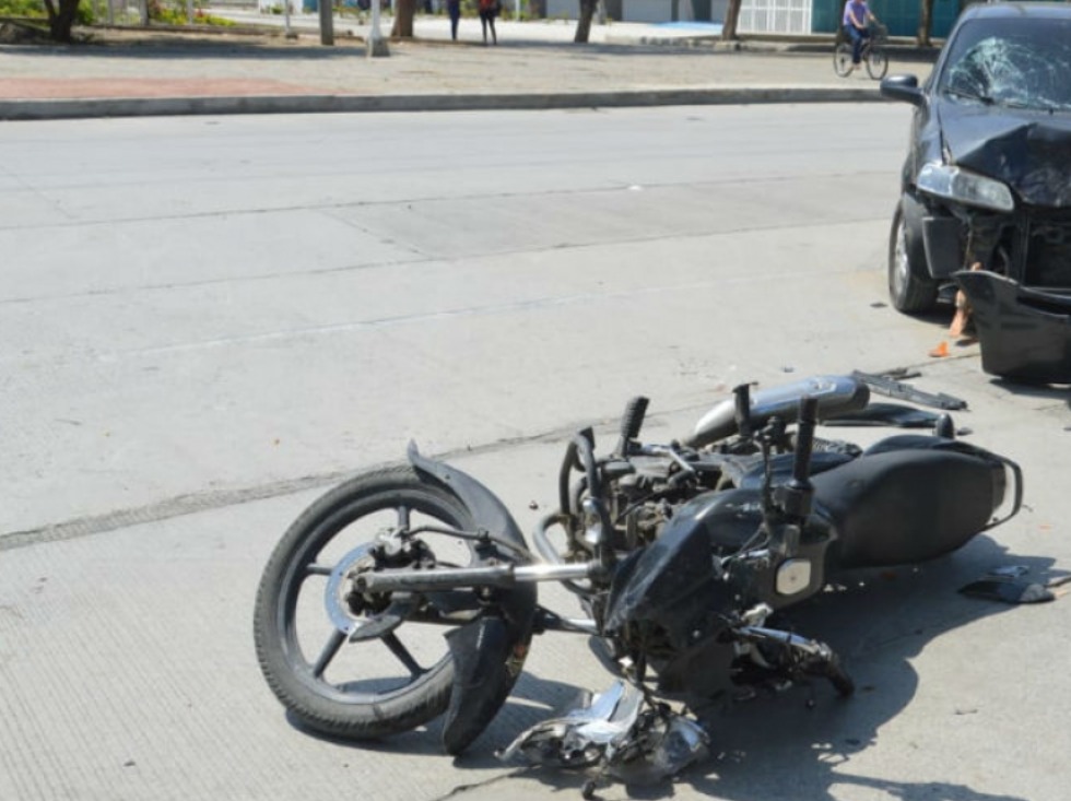 Cobradiario resulta herido en choque de motocicletas en la Avenida Santa Rita con carrera 19