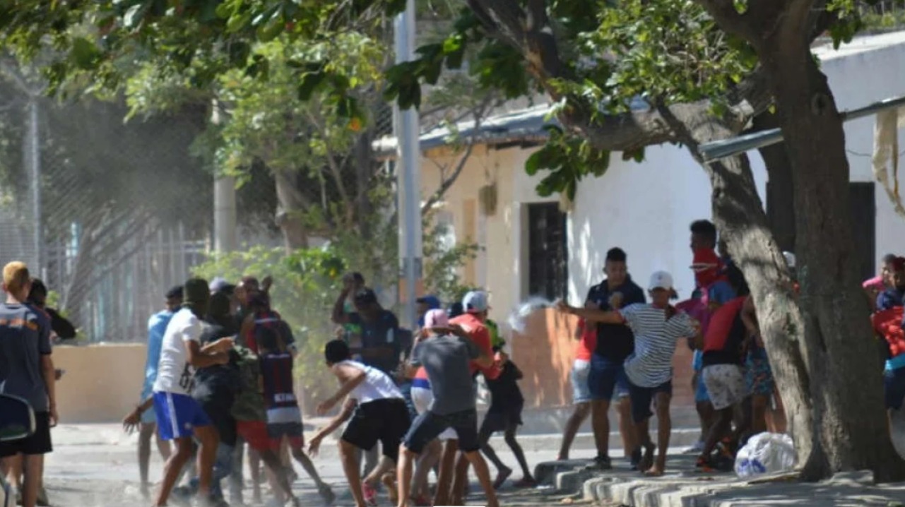 Enfrentamientos de jóvenes lanzándose bolsas con agua, generan zozobra en la ciudad