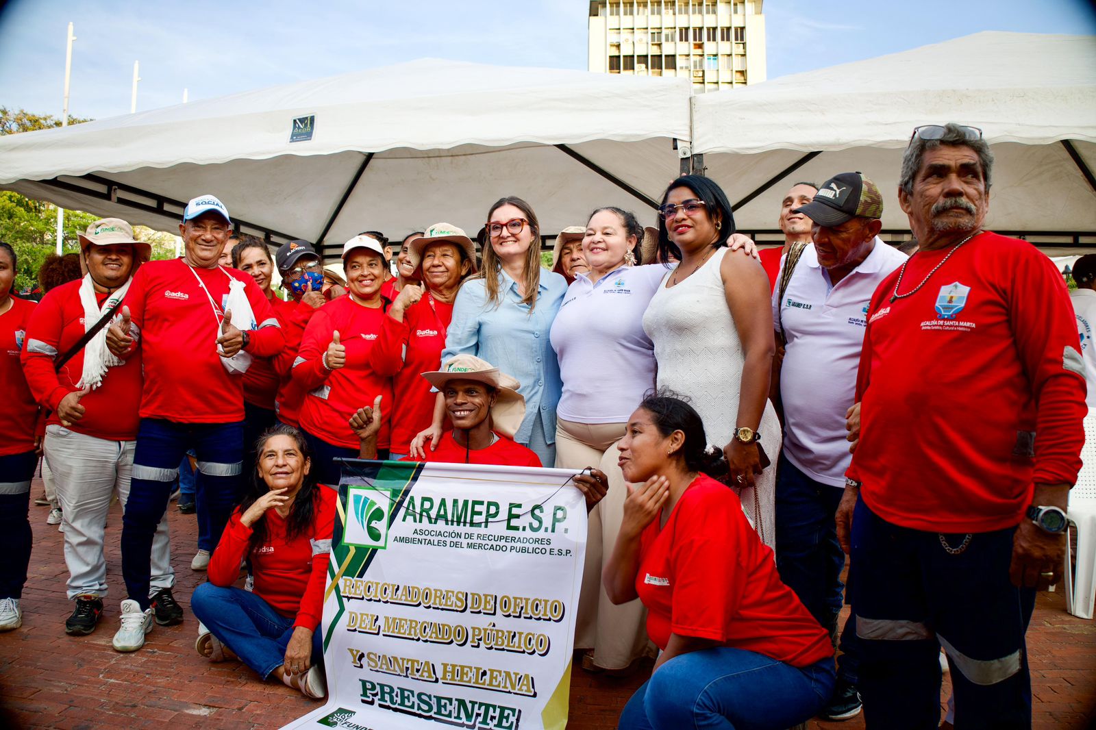 “Su trabajo importa y mi administración lo reconoce”: Alcalde Carlos Pinedo hace entrega de 49 vehículos a recicladores para fortalecer el sistema de aseo