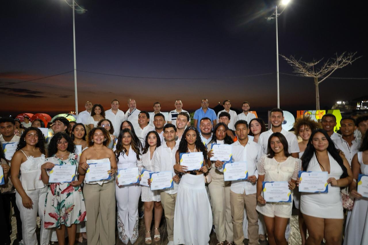 Alcalde Carlos Pinedo Cuello posesiona a 51 consejeros de juventud del distrito de Santa Marta
