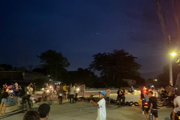 Anoche habitantes de la Bolivariana y barrios cercanos bloquearon la Troncal del Caribe por falta de agua