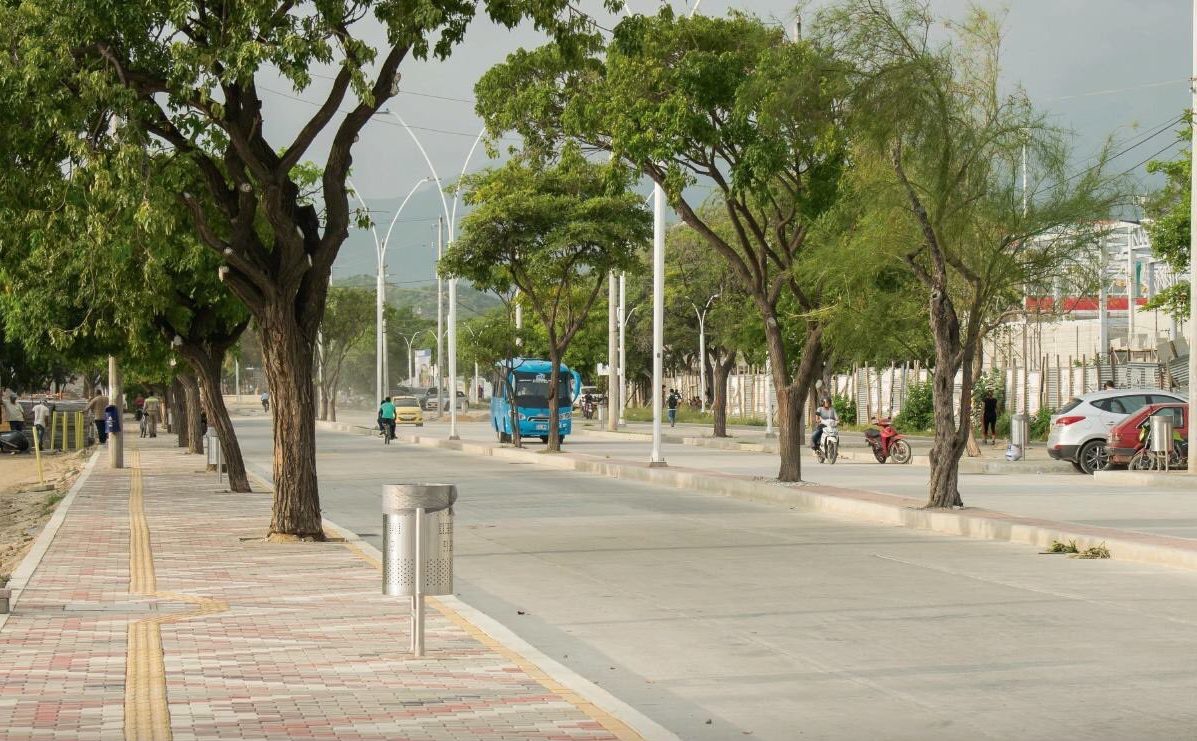 uando esperaban una buseta, tres personas fueron despojadas de sus pertenencias en la avenida del Libertador, a la altura de La Industrial